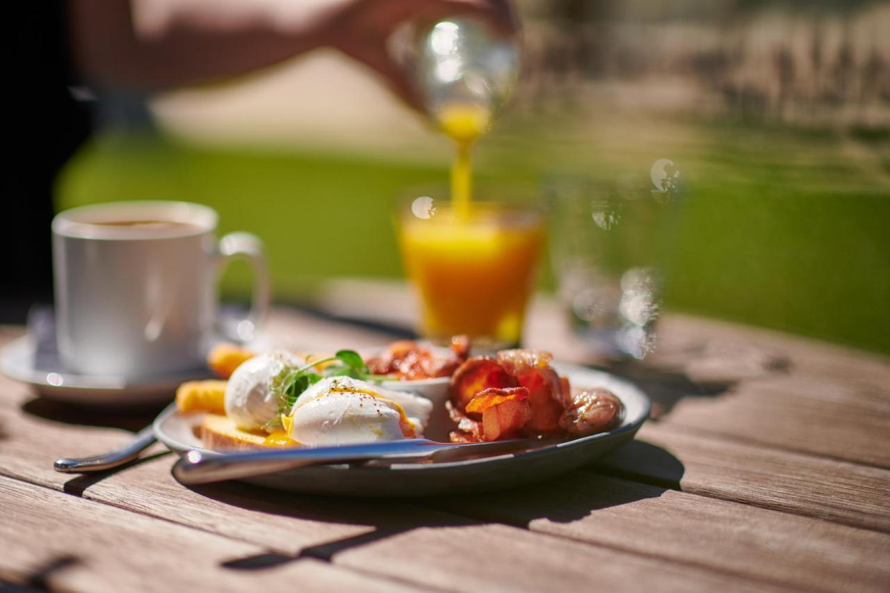 Parehua Resort Martinborough Exteriör bild A breakfast with orange juice