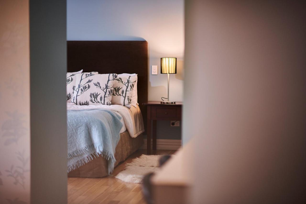 Parehua Resort Martinborough Exteriör bild A bedroom at the hotel