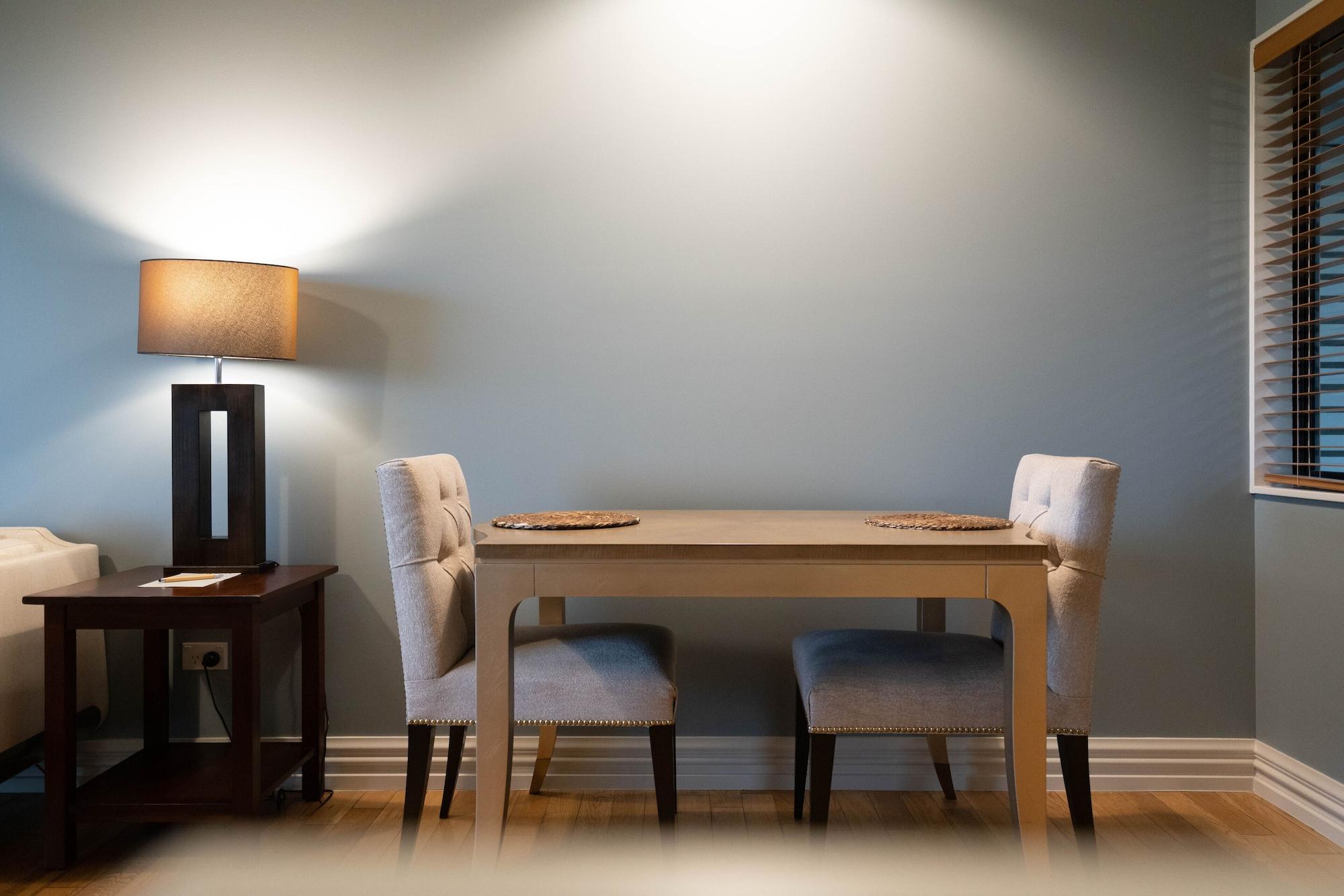 Parehua Resort Martinborough Exteriör bild A dining room table