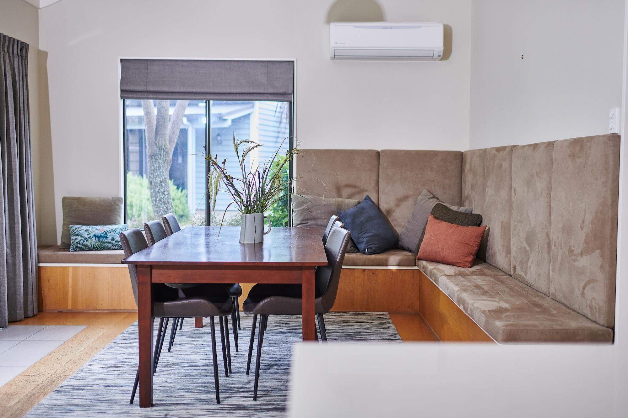 Parehua Resort Martinborough Exteriör bild A dining room with a built-in bench seat