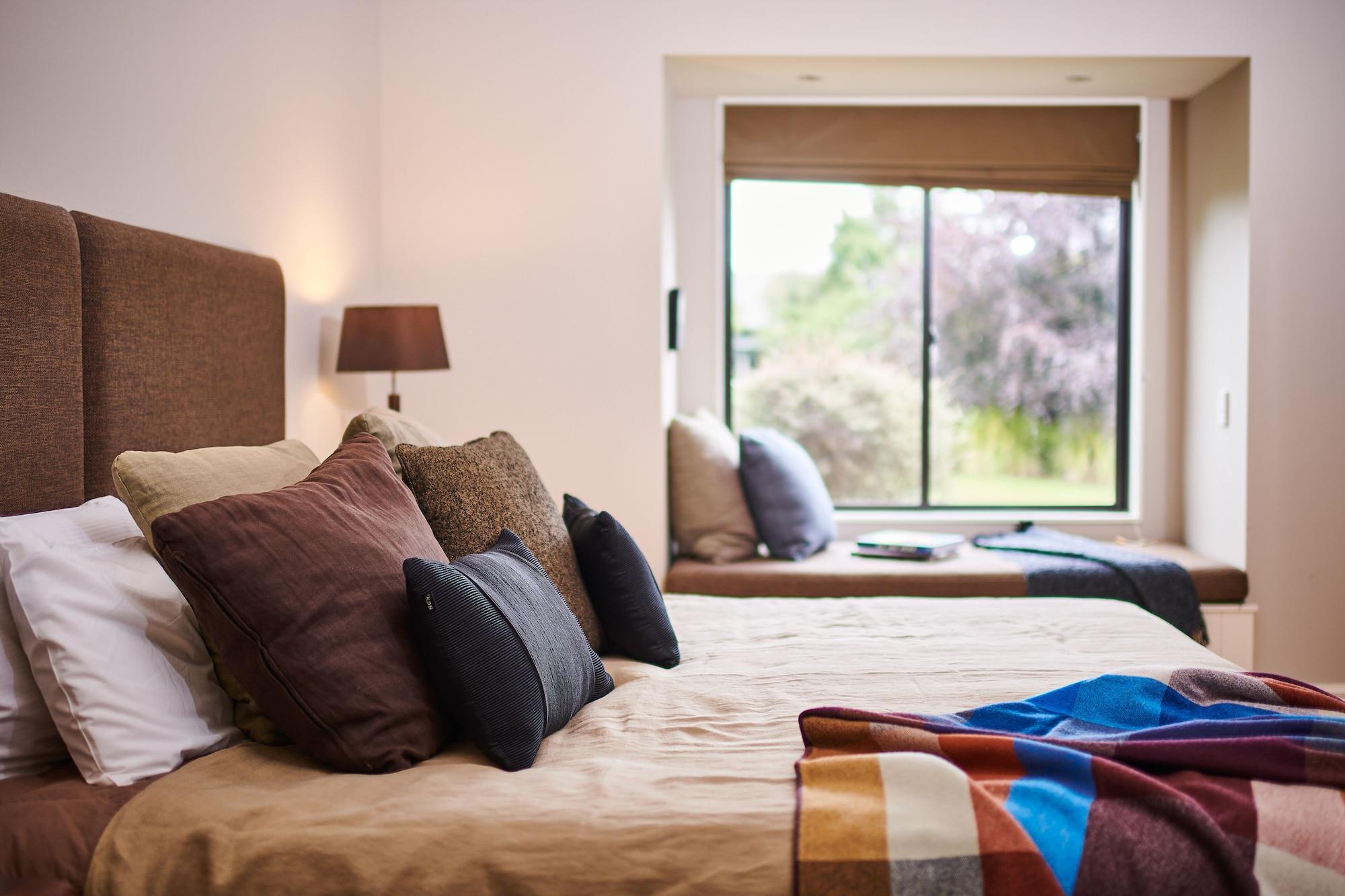 Parehua Resort Martinborough Exteriör bild A bedroom at the hotel