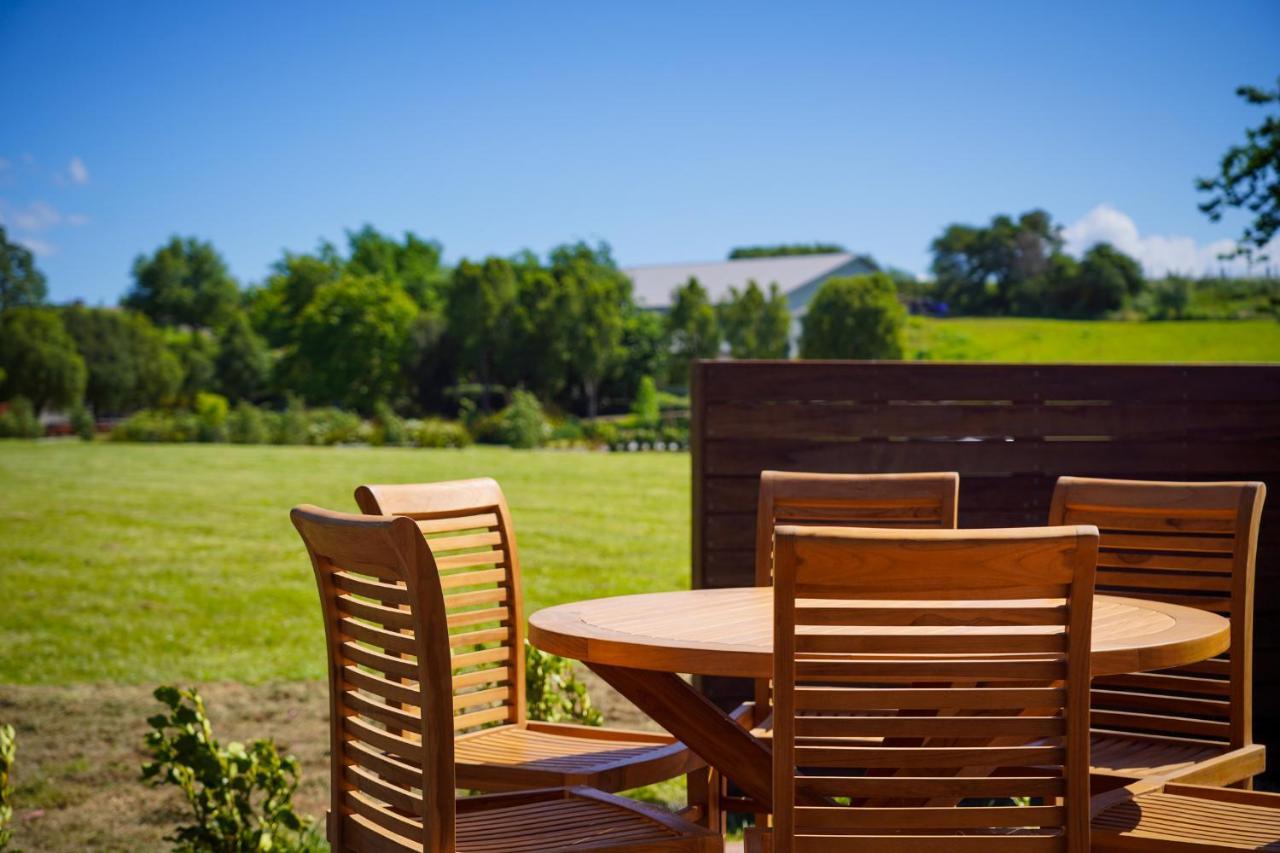 Parehua Resort Martinborough Exteriör bild Outdoor furniture