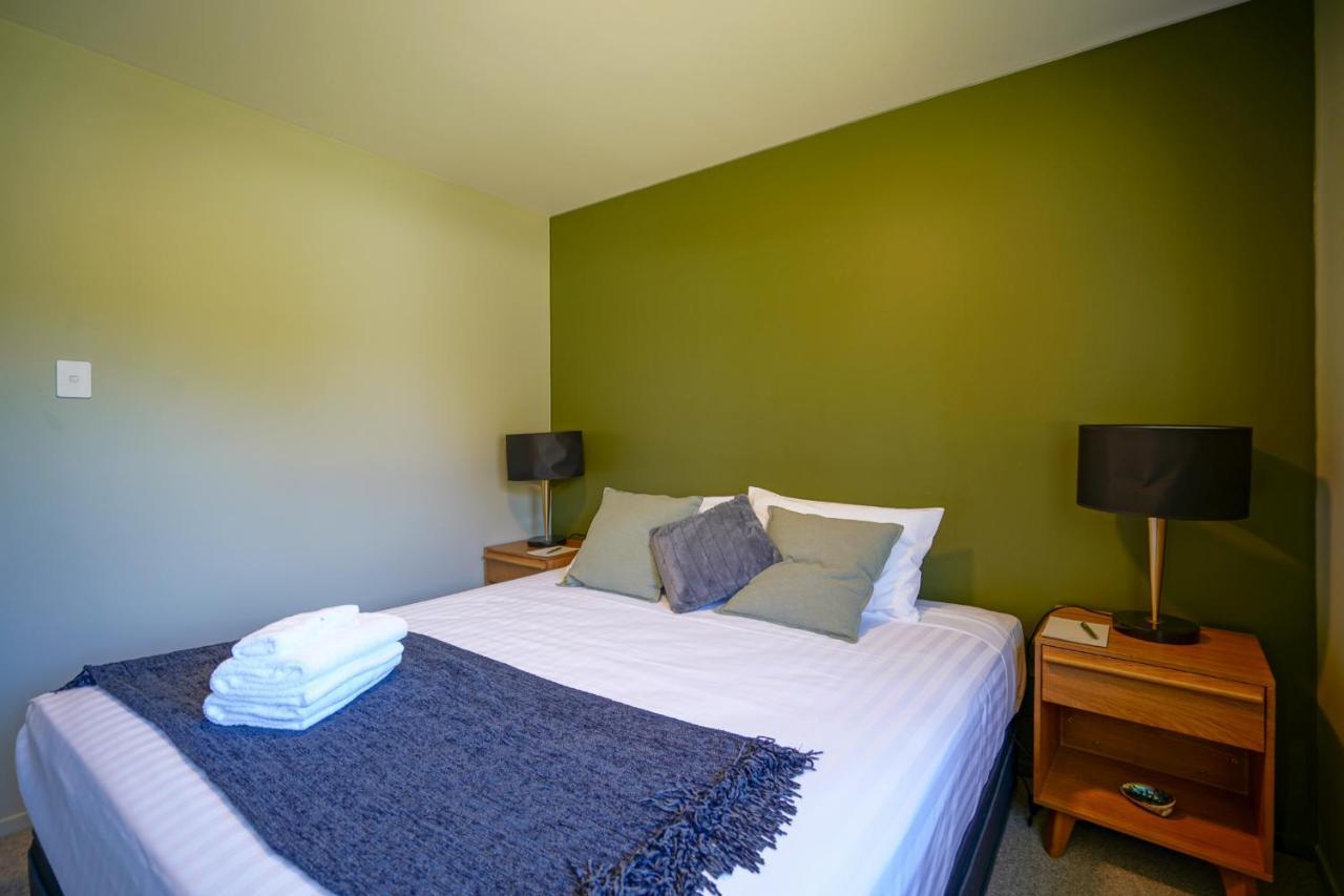 Parehua Resort Martinborough Exteriör bild A bedroom at the hotel