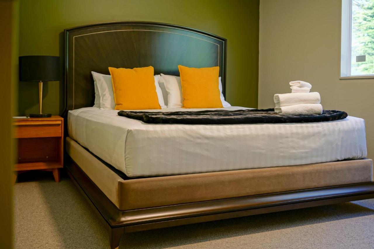 Parehua Resort Martinborough Exteriör bild A bedroom at the Inn at the Opera