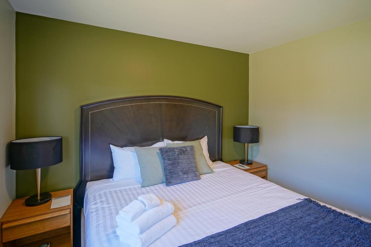 Parehua Resort Martinborough Exteriör bild A bedroom at the Best Western Premier Executive Residency Royal Palm Beach