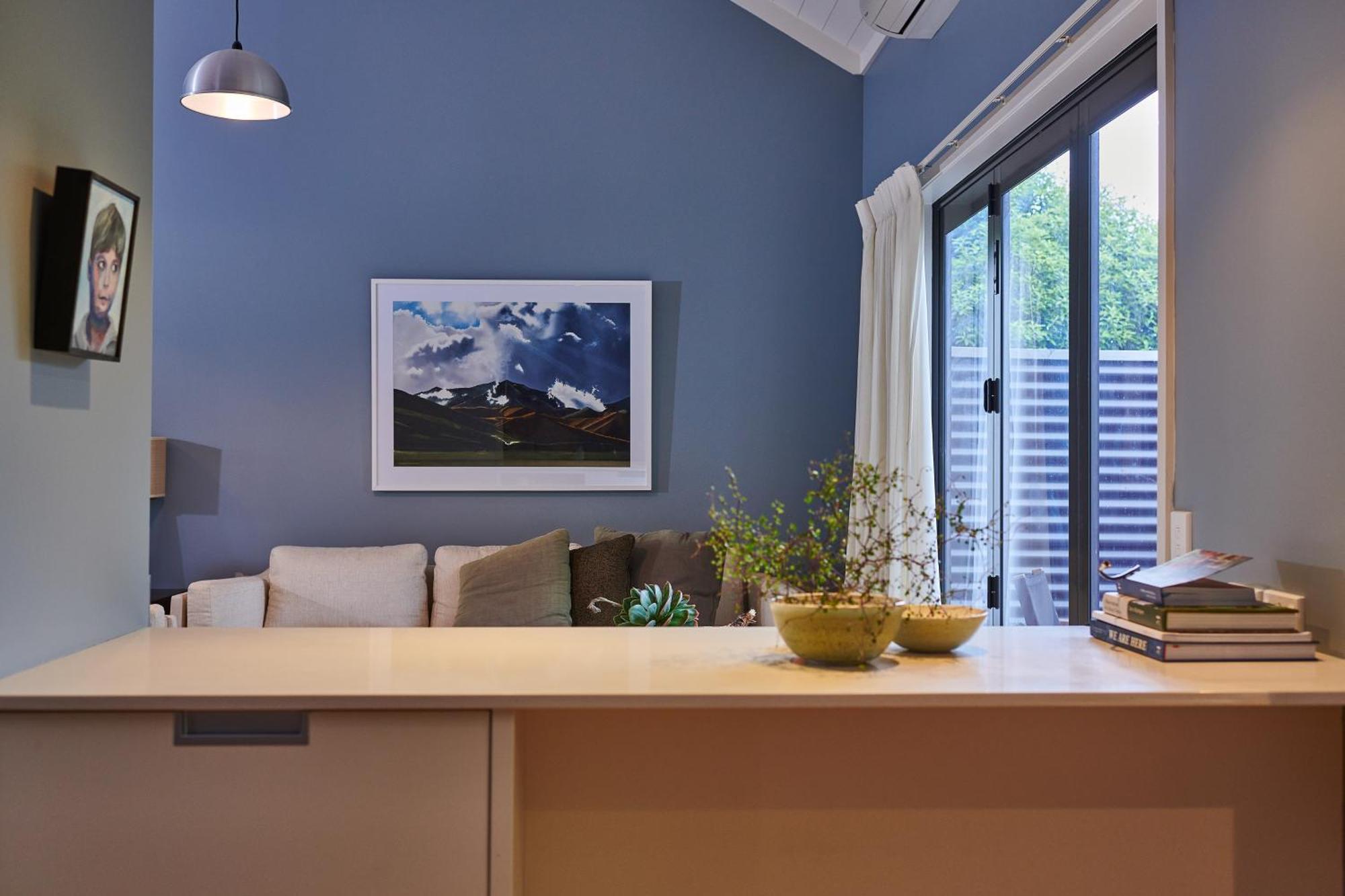 Parehua Resort Martinborough Rum bild A living room with a blue wall